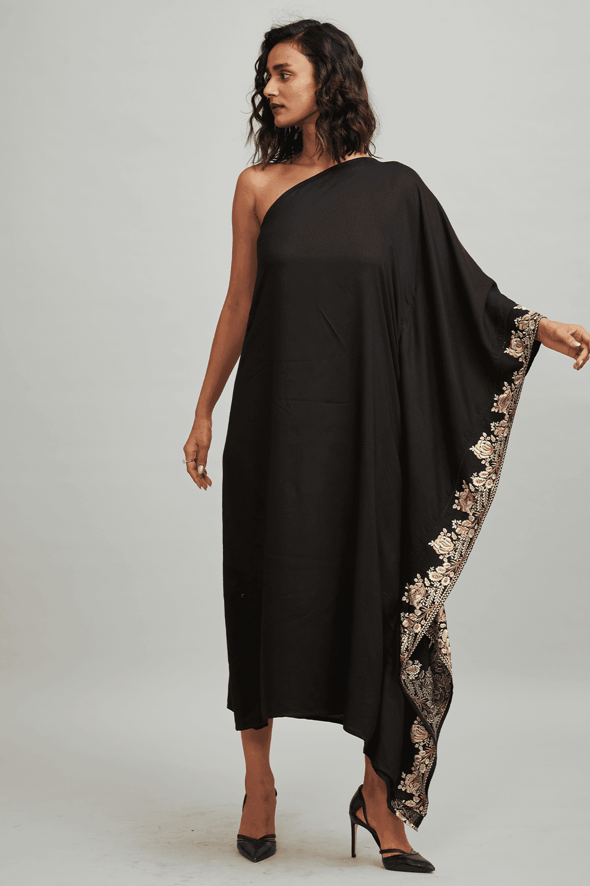 dash and dot One Shoulder Kaftan Online